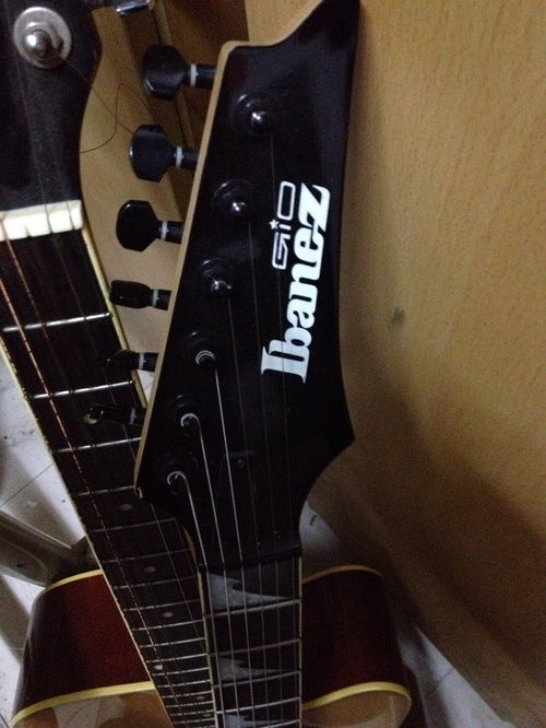 學(xué)姐又來(lái)了 這次賣(mài)男盆友 的吉他